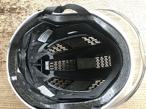 Weißer Fahrradhelm HYBAN 2.0 ACE von ABUS mit Visier und Rücklicht Bild 5