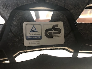 Schwarzer Fahrradhelm HYBAN 2.0 ACE von ABUS mit Visier und Rücklicht Bild 6
