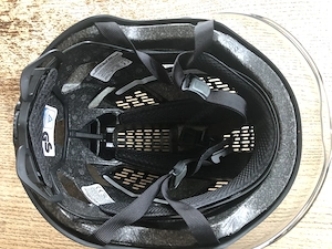 Schwarzer Fahrradhelm HYBAN 2.0 ACE von ABUS mit Visier und Rücklicht Bild 5