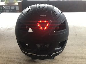 Schwarzer Fahrradhelm HYBAN 2.0 ACE von ABUS mit Visier und Rücklicht Bild 4