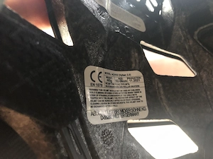 Schwarzer Fahrradhelm HYBAN 2.0 ACE von ABUS mit Visier und Rücklicht Bild 7