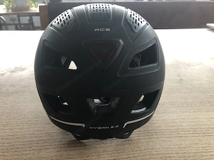 Schwarzer Fahrradhelm HYBAN 2.0 ACE von ABUS mit Visier und Rücklicht Bild 3