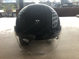 Schwarzer Fahrradhelm HYBAN 2.0 ACE von ABUS mit Visier und Rücklicht Bild 2
