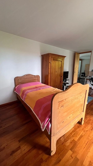 Bett mit Matratze aus Massivholz Bild 2