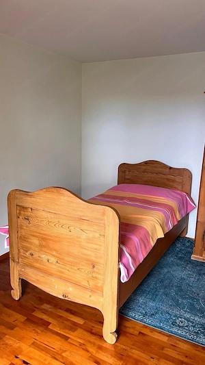 Bett aus Massivholz