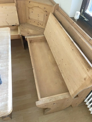 Vollholzeckbank mit Tisch und Stühlen, Vollholzvitrine und Garderobe Bild 8