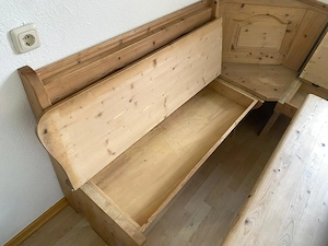 Vollholzeckbank mit Tisch und Stühlen, Vollholzvitrine und Garderobe Bild 9
