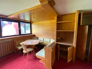 Vollholzeckbank mit Tisch und Stühlen, Vollholzvitrine und Garderobe Bild 18