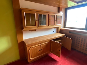 Vollholzeckbank mit Tisch und Stühlen, Vollholzvitrine und Garderobe Bild 17