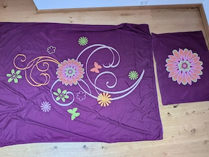 Violette Bettwäsche mit Blumenmuster Bügelfrei