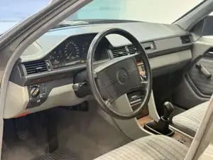 Mercedes-Benz E 300 Bild 11