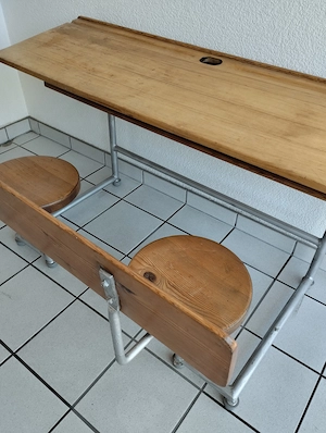 Alter Schulschreibtisch mit 2 Sitzen  Bild 4
