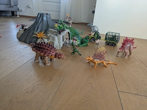 Playmobil Dinosortiment inkl. Vulkan und Fahrzeug Bild 3