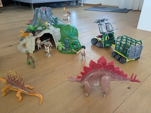 Playmobil Dinosortiment inkl. Vulkan und Fahrzeug Bild 4