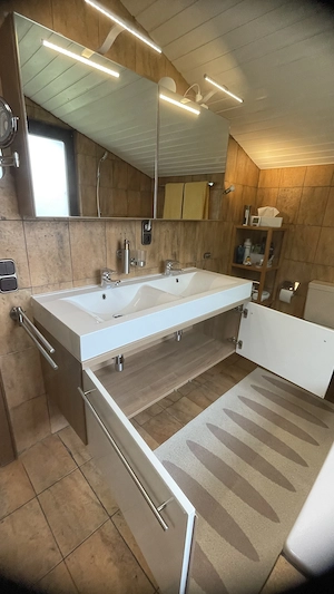 Doppelwaschbecken inkl. Grohe Mischbat., Spiegelschrank inkl. Beleuchtung, Beistellkästchen, Regal Bild 2