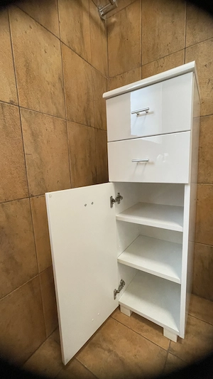 Doppelwaschbecken inkl. Grohe Mischbat., Spiegelschrank inkl. Beleuchtung, Beistellkästchen, Regal Bild 8