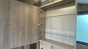 Doppelwaschbecken inkl. Grohe Mischbat., Spiegelschrank inkl. Beleuchtung, Beistellkästchen, Regal Bild 6