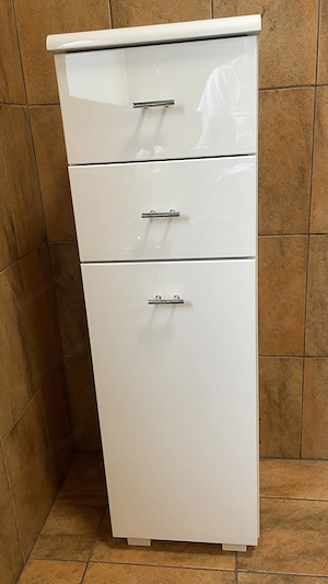 Doppelwaschbecken inkl. Grohe Mischbat., Spiegelschrank inkl. Beleuchtung, Beistellkästchen, Regal Bild 7