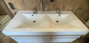 Doppelwaschbecken inkl. Grohe Mischbat., Spiegelschrank inkl. Beleuchtung, Beistellkästchen, Regal Bild 3