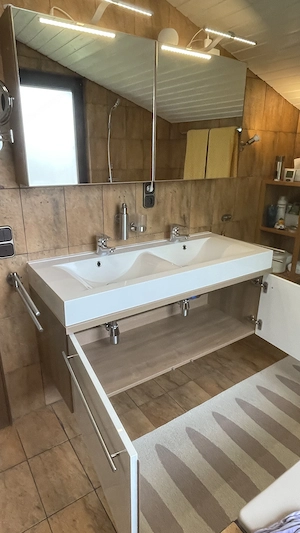 Doppelwaschbecken inkl. Grohe Mischbat., Spiegelschrank inkl. Beleuchtung, Beistellkästchen, Regal Bild 5