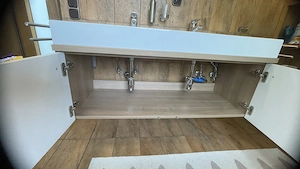 Doppelwaschbecken inkl. Grohe Mischbat., Spiegelschrank inkl. Beleuchtung, Beistellkästchen, Regal Bild 4