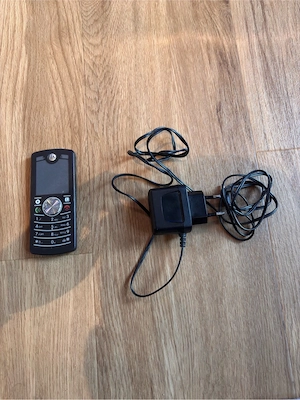 Motorola Motofone F3 - Ultraflaches Retro-Handy - E-Ink Display - inkl. Ladekabel Bild 3