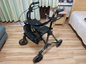 Rollator mit Bremse und Korb. wie neu Bild 2