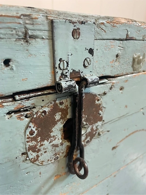 schöne Holztruhe Bild 4