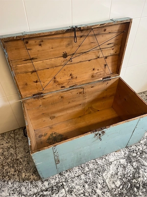 schöne Holztruhe Bild 3
