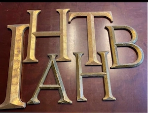Vintage Design Holzbuchstaben gold
