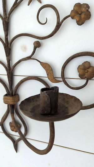 Rustikaler Wandkerzenhalter mit Sternen und Blumen | Wandleuchter Metall  Bild 3