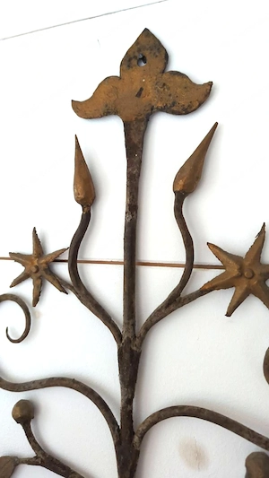 Rustikaler Wandkerzenhalter mit Sternen und Blumen | Wandleuchter Metall  Bild 2