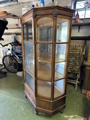 Antike Vitrine   Glasschrank aus Holz Bild 3