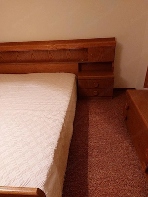 Doppelbett, plus Nachtkästchen Bild 2
