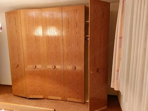 Schlafzimmerschrank, Kleiderschrank, mehrteilig, sehr guter Zustand 