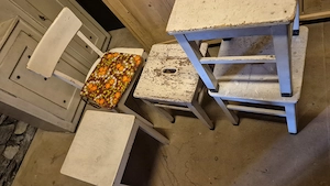 Alter Küchenschschrank mit Komode und Stühle.  Bild 4