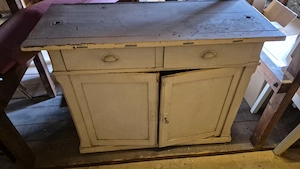Alter Küchenschschrank mit Komode und Stühle.  Bild 5