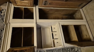 Alter Küchenschschrank mit Komode und Stühle.  Bild 3