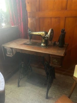 Singer-Tret-Nähmaschine mit Originaltisch