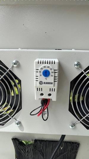 Netzwerk-Wandverteiler   Server-Rack Bild 3