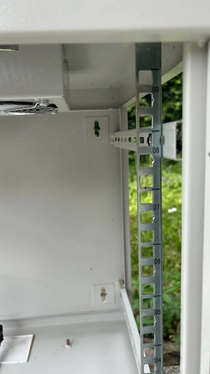 Netzwerk-Wandverteiler   Server-Rack Bild 2