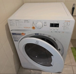 Bis 24.5. Abzuholen: Indesit Waschtrockner 58 cm breit, 52 cm tief und ca 85 cm hoch Bild 2