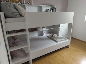 Stockbett mit viel Stauraum 
