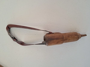 Antiker Wetzsteinköcher (Kumpf) aus Holz mit Lederriemen & Wetzstein