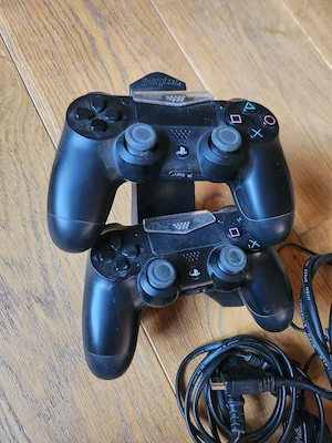 PS4 + 2 Controller + Ladestation + 5 Spiele Bild 5