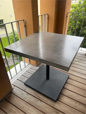 Gartentisch mit Betonplatte