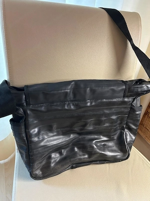 Umhängetasche aus recycelten Fahrradreifen Bild 2