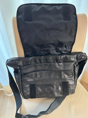 Umhängetasche aus recycelten Fahrradreifen Bild 5