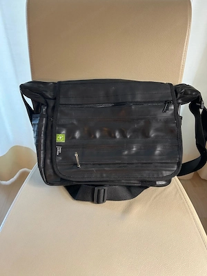 Umhängetasche aus recycelten Fahrradreifen Bild 4