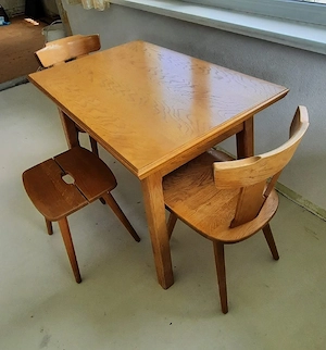 Tisch mit Schublade, Stühlen, 